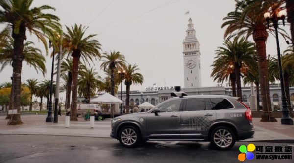 一辆Uber无人驾驶汽车在加州旧金山的第五大街行驶