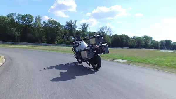 宝马研发自动驾驶摩托车，提升道路安全