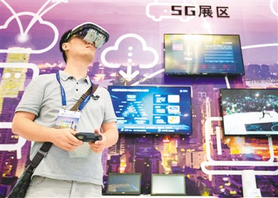 8月31日，在第十四届中国（南京）国际软件产品和信息服务交易博览会上，参观者参观体验5G展区。苏阳/摄（人民视觉）