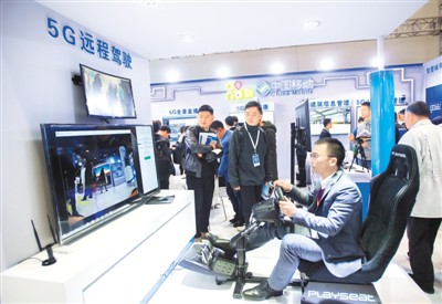 11月14日，在第十五届“中国光谷”国际光电子博览会上，观众在中国移动展区体验5G远程驾驶。新华社记者 熊琦/摄