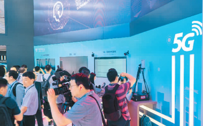 6月27日，在2018世界移动大会上，各商家将5G技术作为重点展示方向，智能机器人、VR虚拟现实、无人驾驶车辆等新科技产品纷纷亮相。王冈/摄（人民视觉）
