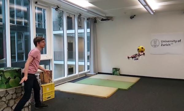 无人机快速自动闪避投掷物，瑞士苏黎世大学研