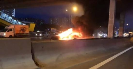 惊险！特斯拉电动车在俄高速公路撞车，瞬间爆炸2次惨烧毁
